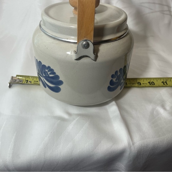 Pfaltzgraff Yorktowne metal enamel tea kettle. Wooden handle. - Picture 3 of 10